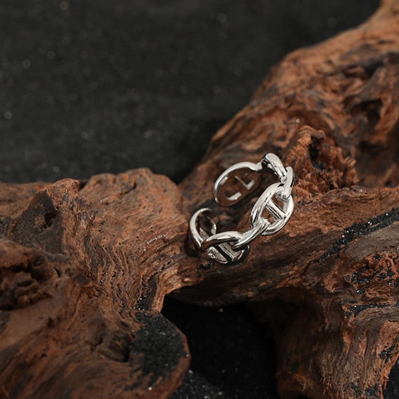 Elegant sterling silver anchor chain ring with a high gloss polish. Adjustable design for a comfortable fit, available in silver and gold finishes. A timeless, feminine piece inspired by the sea.