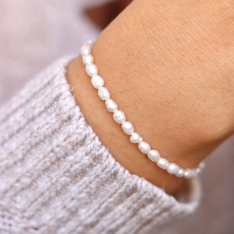  Elegant handmade freshwater pearl bracelet. Lightweight, adjustable, and hypoallergenic, perfect for layering or wearing alone for a timeless, feminine touch.