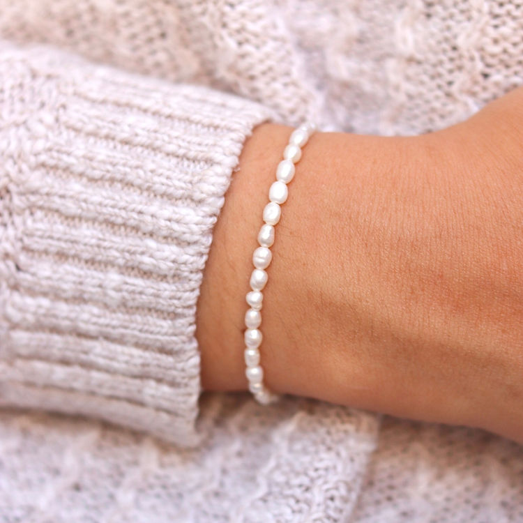  Elegant handmade freshwater pearl bracelet. Lightweight, adjustable, and hypoallergenic, perfect for layering or wearing alone for a timeless, feminine touch.